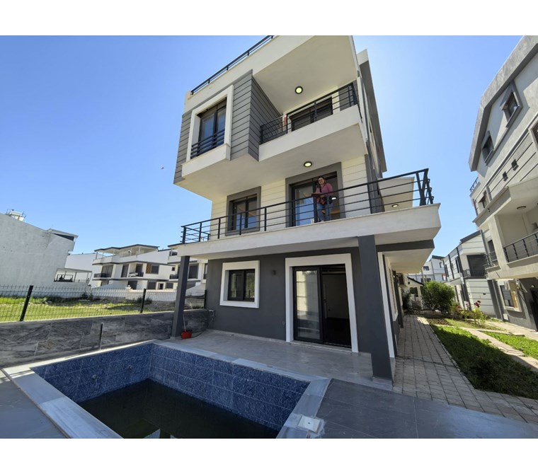 HİSAR’DA HAVUZLU 4+1 VİLLA – KÖŞE KONUM, AÇIK CEPHE