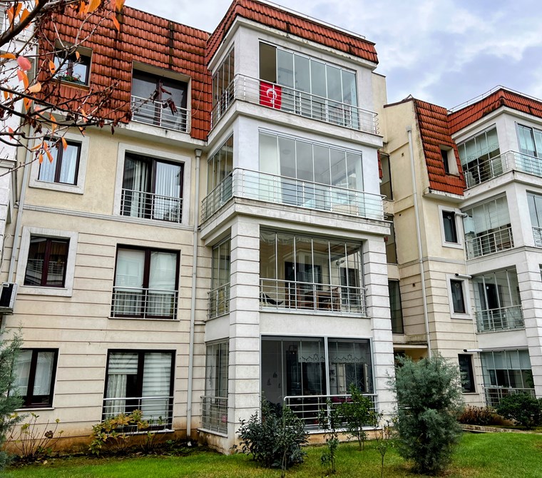 Yomra Kaşüstü'nde Kiralık 3+1 Lüks Daire, 170 m², Doğa Manzaralı, Site İçinde