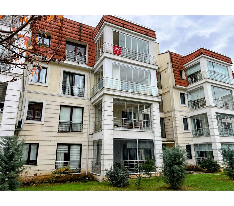 Yomra Kaşüstü'nde Kiralık 3+1 Eşyalı Lüks Daire, 170 m², Doğa & Şehir Manzaralı, Site İçinde