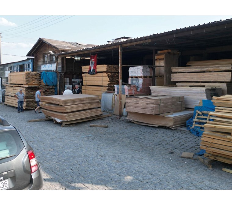 ALTIN EMLAKTAN AYVALIK SANAYİ SİTESİNDE SATILIK DÜKKAN