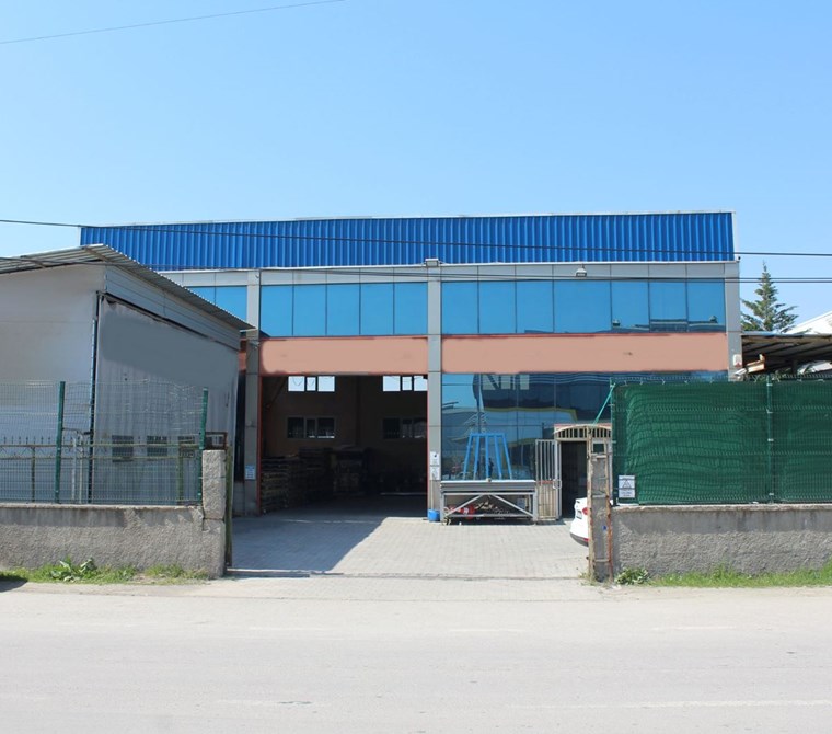 İZMİT SANAYİ MAHALLESİNDE EMSALSİZ KONUMDA SATILIK BOŞ DEPO