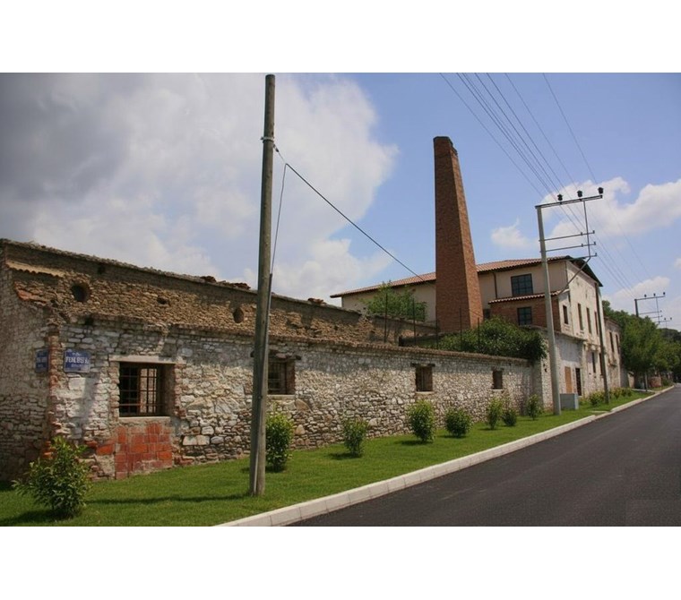 İzmir Bayındırda Satılık Tarihi Zeytinyağı Fabrikası, Depolar ve Taş Evler