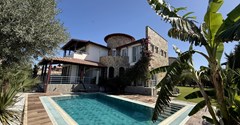 Kuşadası Soğucak'ta Özel Mimari Tasarımlı,Müstakil,Havuzlu Villa