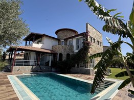 Kuşadası Soğucak'ta Özel Mimari Tasarımlı,Müstakil,Havuzlu Villa