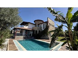 Kuşadası Soğucak'ta Özel Mimari Tasarımlı,Müstakil,Havuzlu Villa