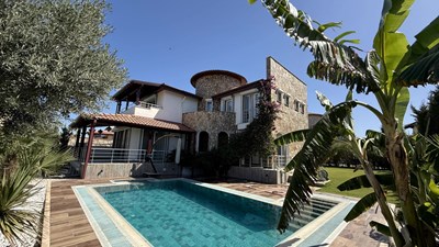 Kuşadası Soğucak'ta Özel Mimari Tasarımlı,Müstakil,Havuzlu Villa