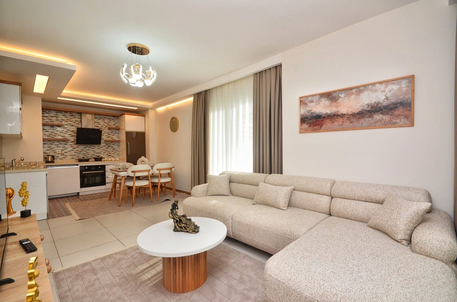 ALANYA MAHMUTLARDA ULTRA LÜKS EŞYALI MERKEZİ KONUMDA 1+1 SATILIK DAİRE