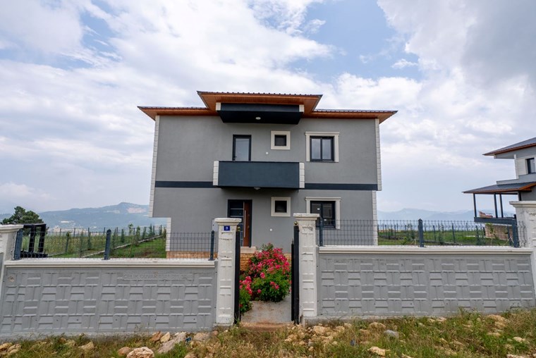 ESRA AKKAYA'DAN ÇAMLIYAYLA ZEVZEK TEPESİNİN ZİRVESİNDE PANORAMİK MANZARALI 4+1 SATILIK VİLLA