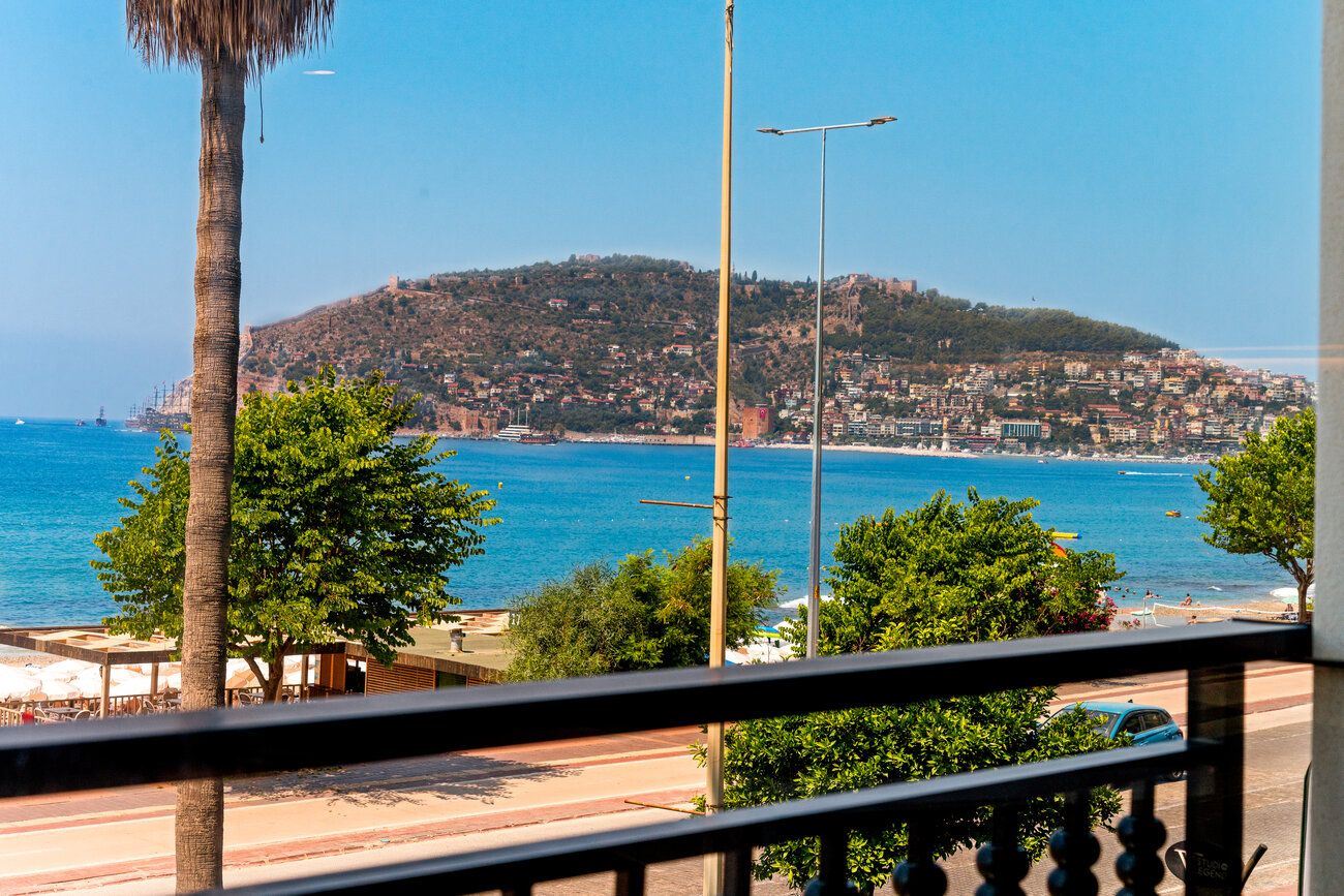 FULLY FURNISHED 3+1 SEAFRONT APARTMENT FOR SALE WITH SEA VIEW IN ALANYA CENTER · 15 · Photos