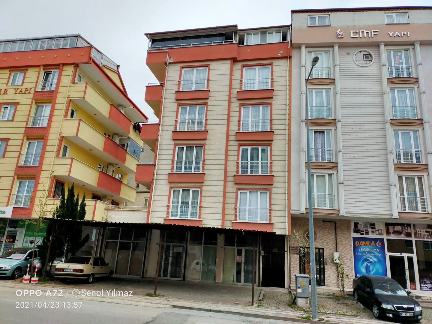 ŞENER GYD'DEN ÇAYIROVA'DA CADDE ÜSTÜ FERAH SATILIK 2+1 DAİRE