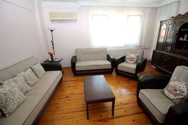 METİN OKTAY MAHALLESİNDE DÜZ AYAK EŞYALI 2+1 KİRALIK DAİRE