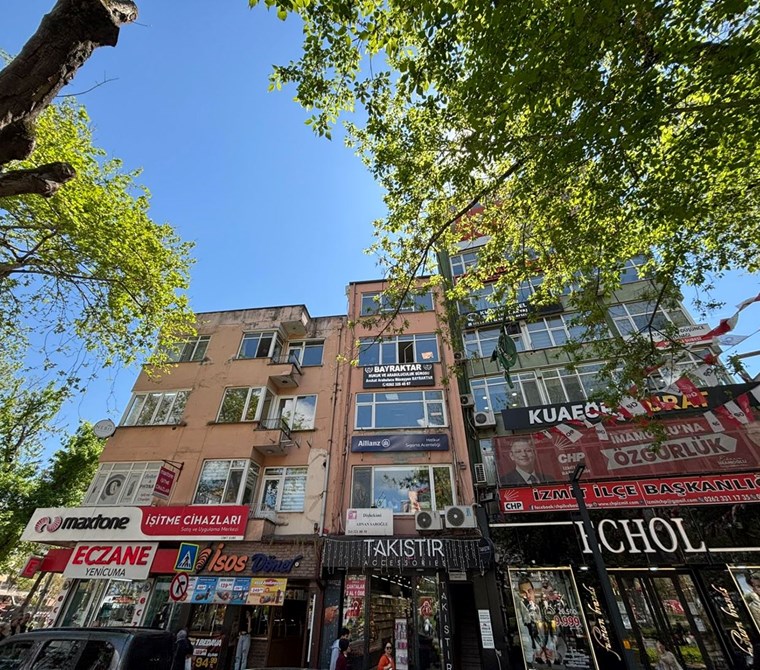 ÇARŞI YÜRÜYÜŞ YOLUNDA BELEDİYE KARŞISINDA 40 m² KİRALIK OFİS