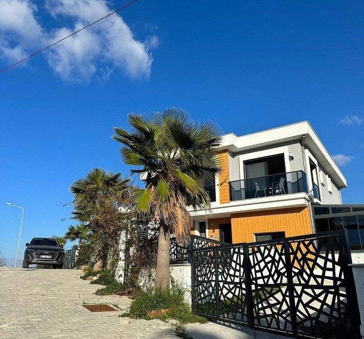 İzmir Çeşme Alaçatı Köy İçi Hacımemiş Havuzlu Müstakil Tripleks Villa