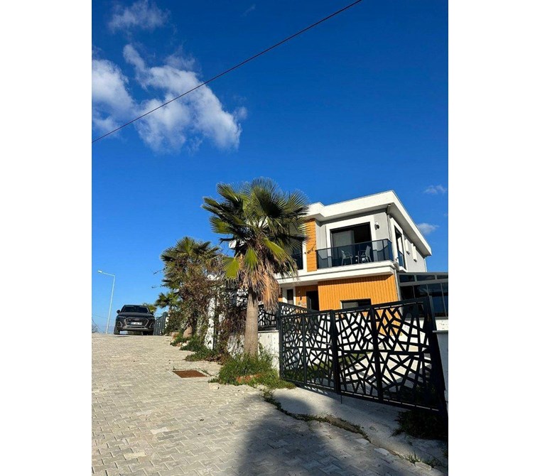İzmir Çeşme Alaçatı Köy İçi Hacımemiş Havuzlu Müstakil Tripleks Villa