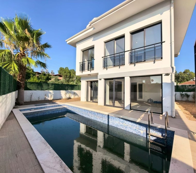 Fethiye Çiftlik’te Havuzlu ve Müstakil Bahçeli Lüks Triplex Villa