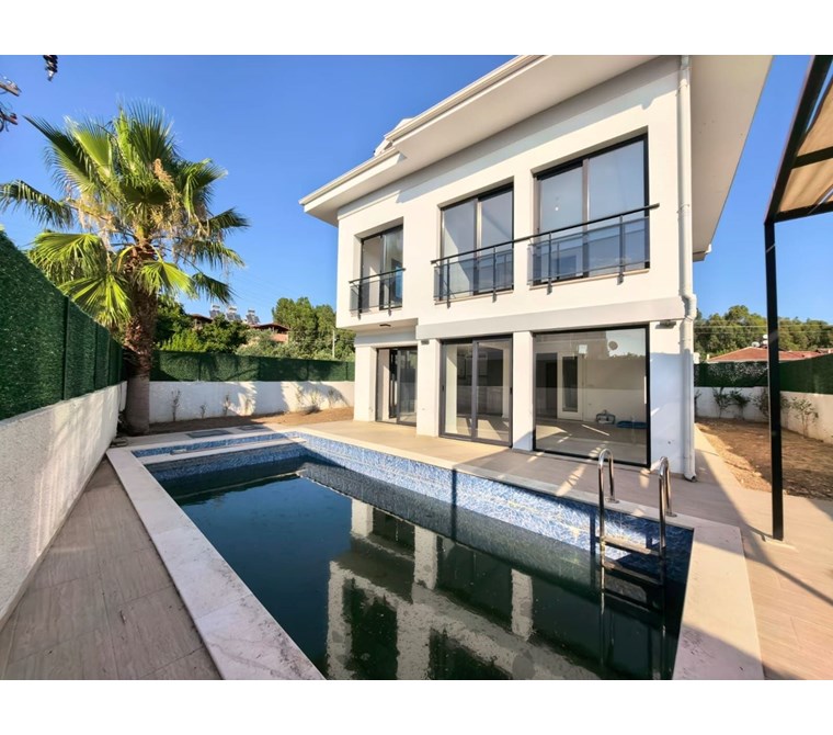 Fethiye Çiftlik’te Havuzlu ve Müstakil Bahçeli Lüks Triplex Villa