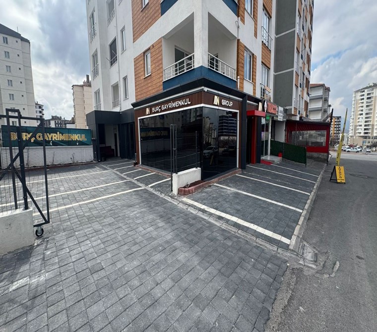 AKDAMAR - ERKİLET ANA YOL ÜSTÜNDE 202 m2 Kapalı, 700 m2 Açık Alanlı Her Sektöre Uygun Dükkan