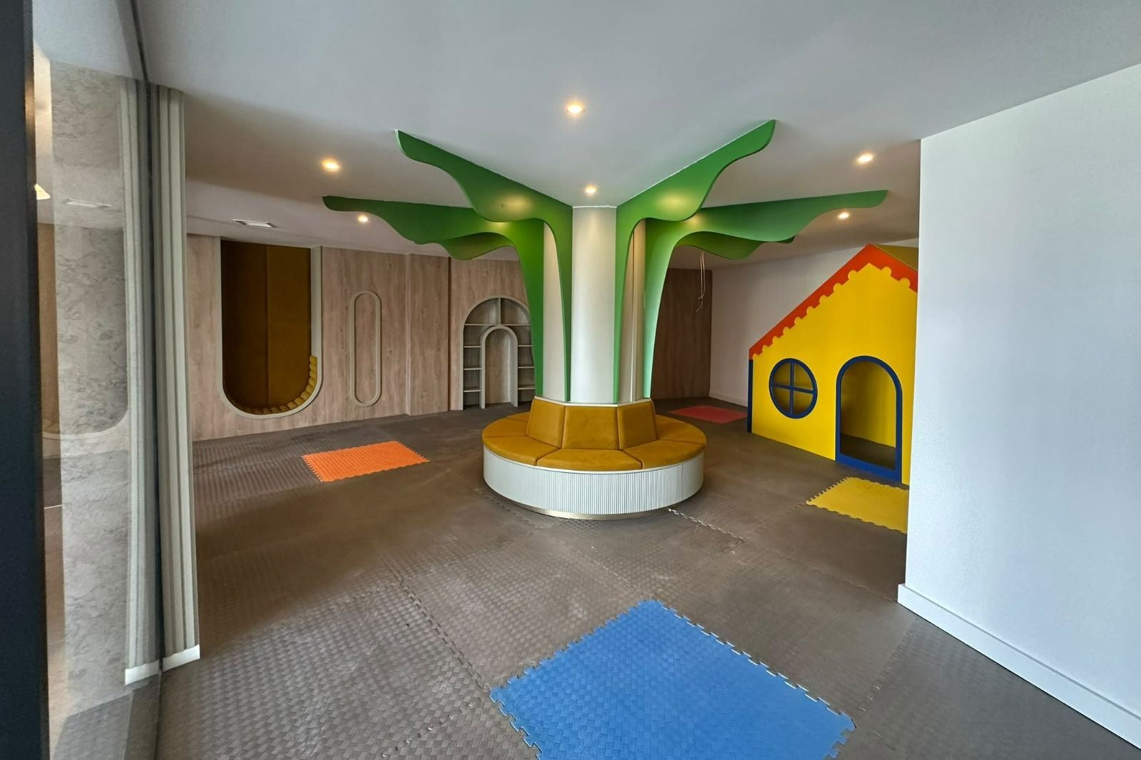 ALANYA DEMİRTAŞ’TA DENİZ VE HAVUZ MANZARALI EŞYALI 1+1 DAİRE