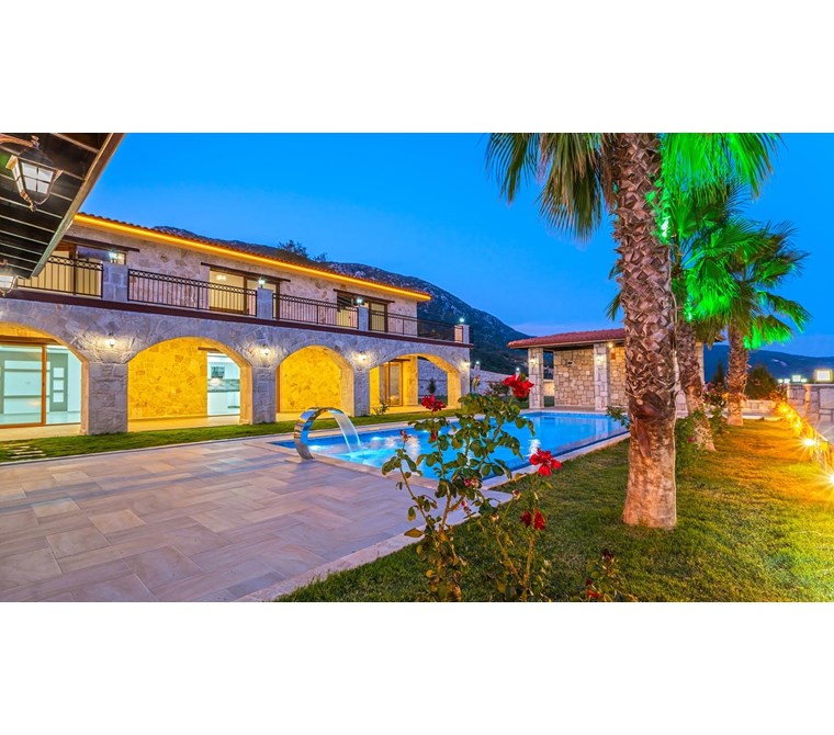 Muhteşem Manzaralı Taş Malikane