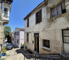A suitable pavilion/mansion for a business premises on İsmet İnönü Street.