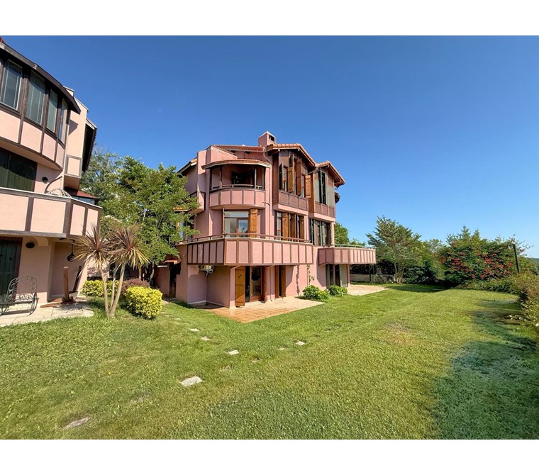 Çatalca Yalıköy Doğa Evleri'nde Yenilenmiş Villa