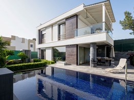 Konacık'ta Merkezi Konumda Özel Havuzlu 3+1 Geniş Triplex Villa