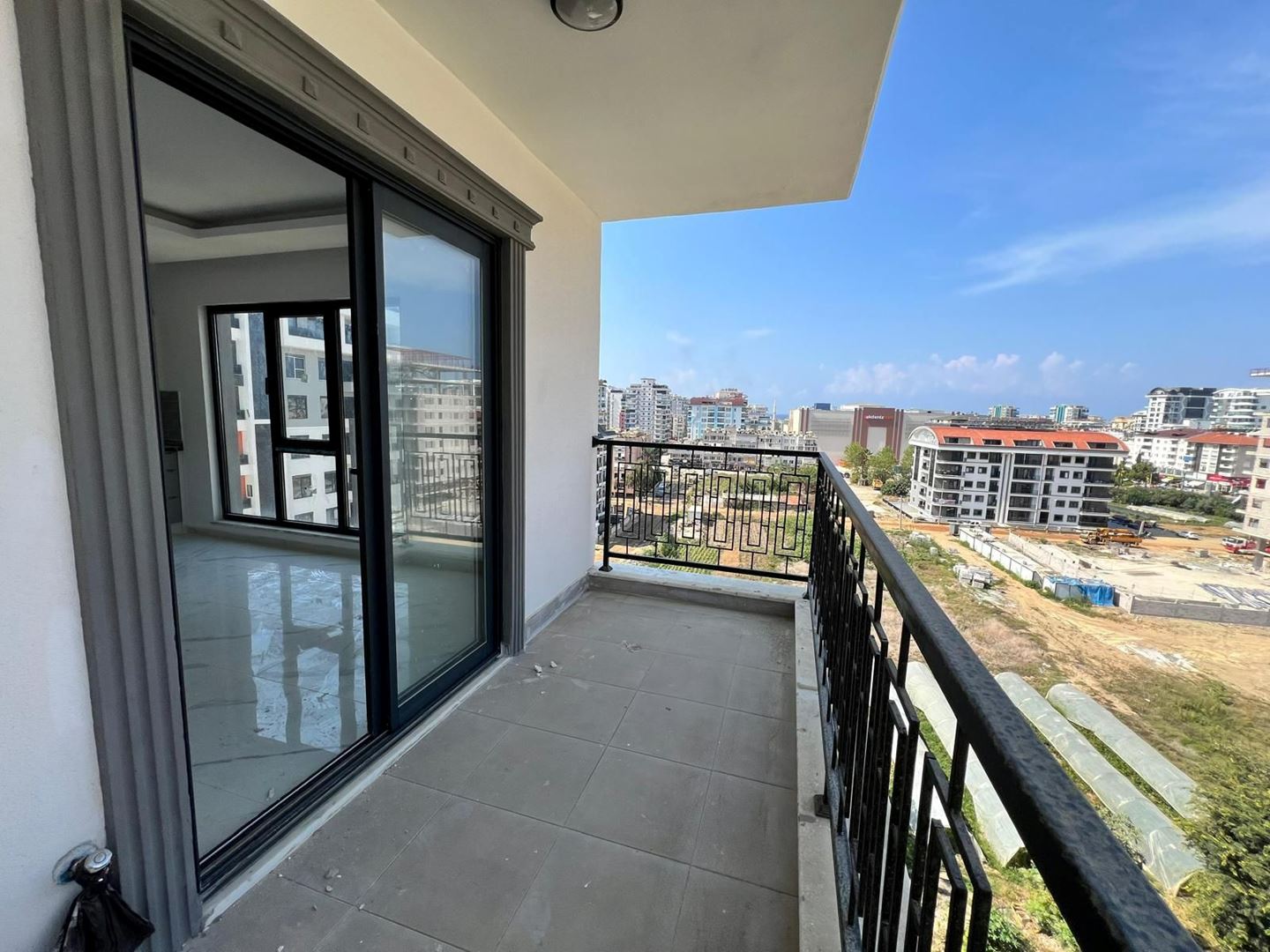 ALANYA MAHMUTLAR’DA DENİZE 650 M LÜKS KOMPLEKSTE 1+1 DAİRE