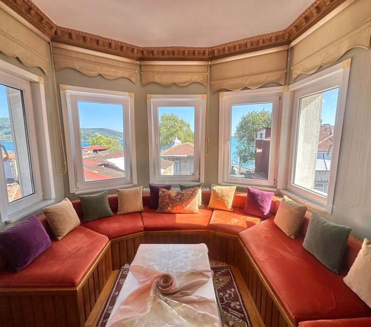 Sarıyer'de Deniz Manzaralı Satılık 4 Katlı Müstakil Ev Eşyalı