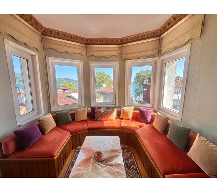 Sarıyer'de Deniz Manzaralı Satılık 4 Katlı Müstakil Ev Eşyalı