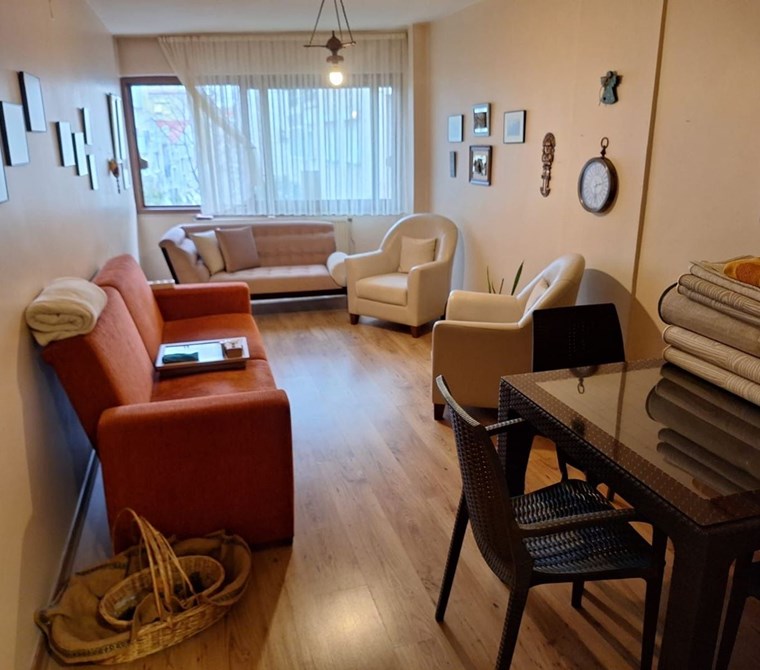 Göztepe'de Caddeye Yakın 2+1 Doğalgazlı Asansörlü Site İçerisinde Satılık Daire