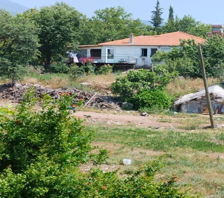📍 Seydikemer Yaka Mahallesi’nde 1.685 m² Bitişik Parseller Üzerinde 2 Katlı Kargir Ev, Zeytinlik ve