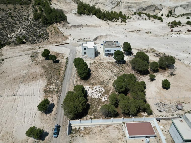 İzmir Menderes Küner'de Natamam Müstakil Ev ve 2000m2 Arsa