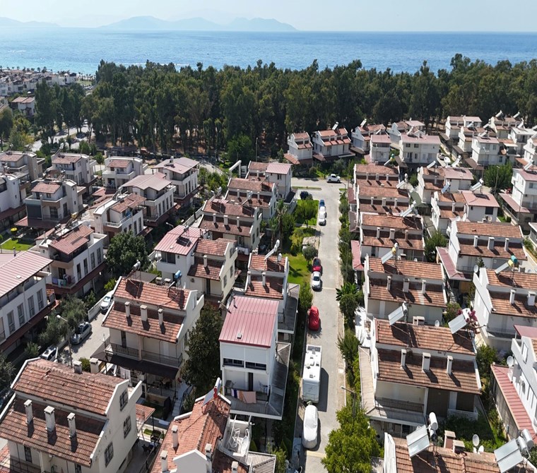 Sevgi Plajı'nda Deniz Sıfır, Site İçi 5+1 Triplex Villa