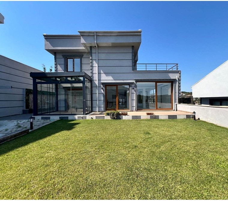 Uskumruköyde Özel Dekorasyonlu 4+2 Satılık Villa