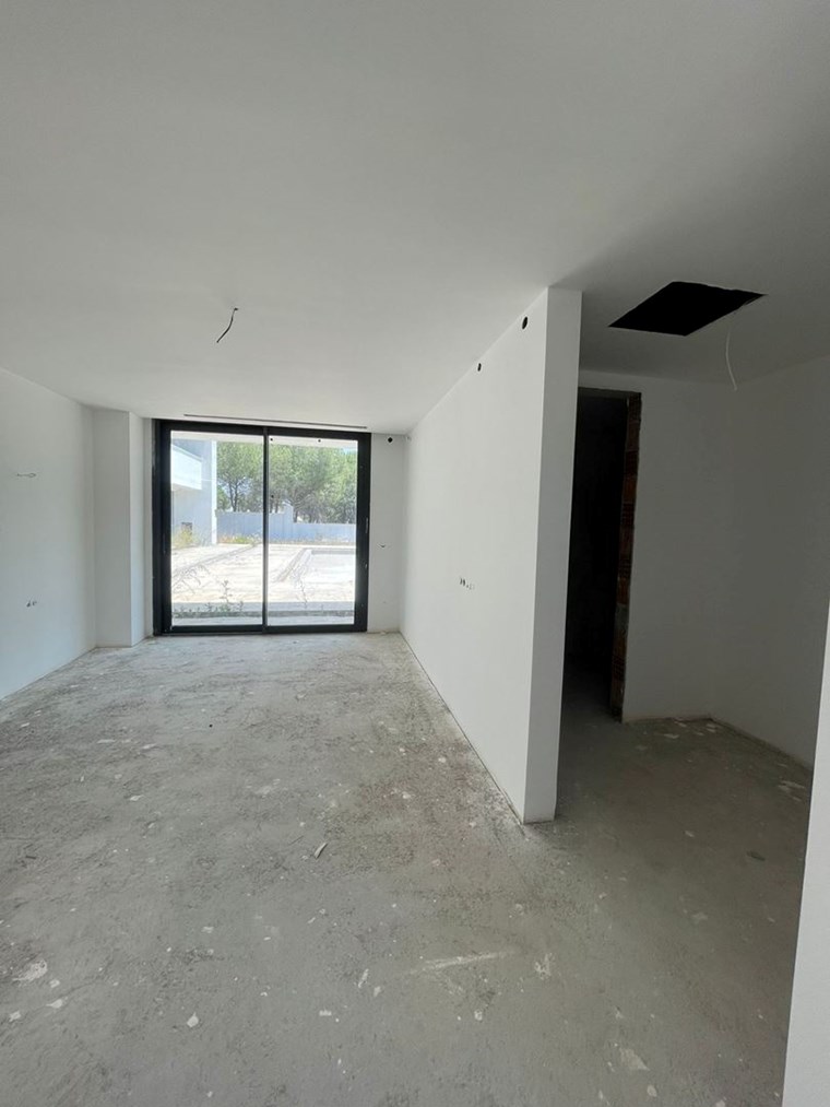 İzmir Menderes Küner'de Natamam Müstakil Ev ve 2000m2 Arsa