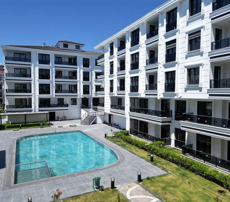 AYVALIK SARIMSAKLIDA HAVUZLU SİTEDEDE SATILIK 2+1 LÜKS DAİRE
