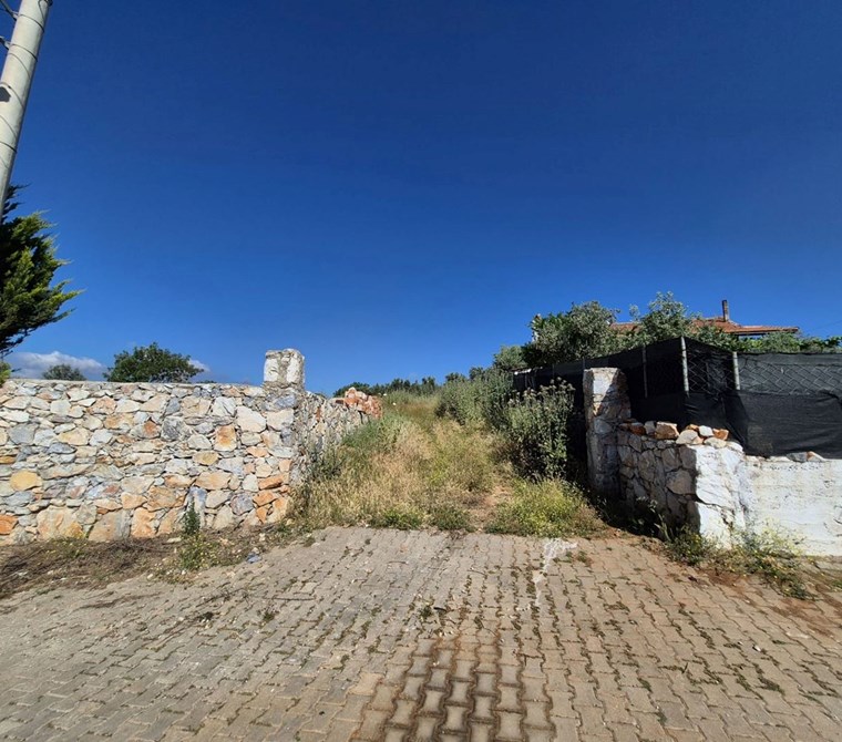 Menderes Çakaltepe Köy İçi imarlı Taş Duvarlı 980m² Arsa