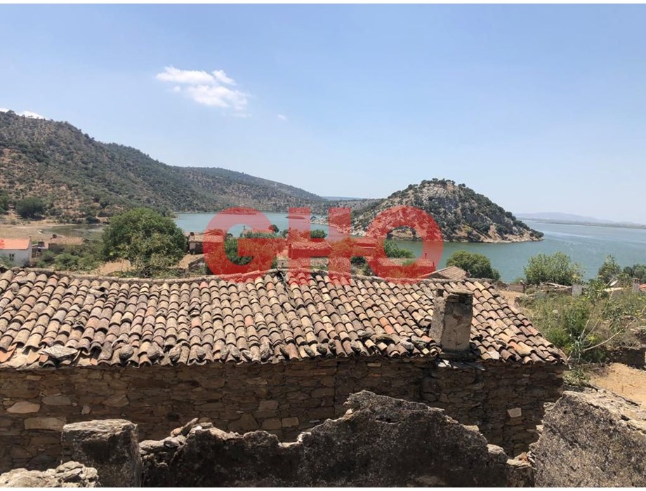 sercin koyu kislada gol ve doga manzarali satilik ev