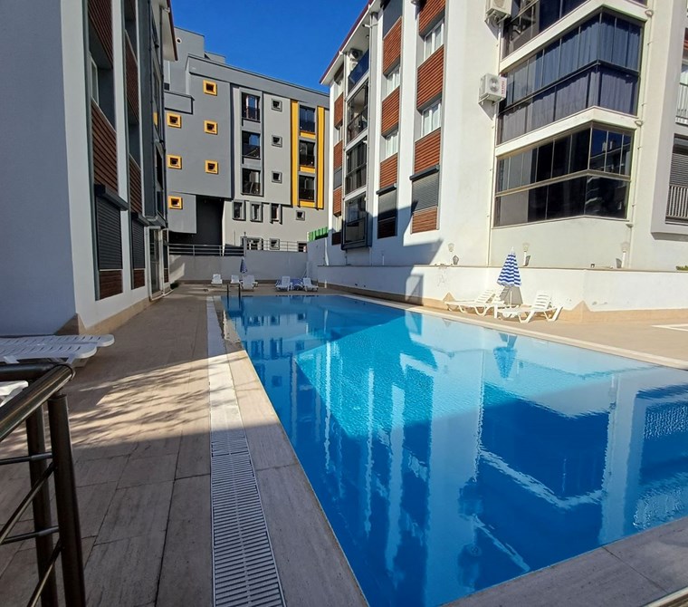 KUŞADASI HAVUZLU SİTEDE GENİŞ KULLANIM ALANINA DAİRE SATILIKTIR