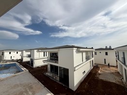 DİLEK CENGİZOĞLU'NDAN SARIÇAM'DA FERAH, LÜKS 6+1 SATILIK VİLLA!