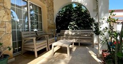 GİRNE LAPTA BÖLGESİNDE SATILIK EŞDEĞER KOÇANLI BÜYÜK BAHÇELİ 3+1 DUPLEXS VİLLA