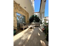 GİRNE LAPTA BÖLGESİNDE SATILIK EŞDEĞER KOÇANLI BÜYÜK BAHÇELİ 3+1 DUPLEXS VİLLA