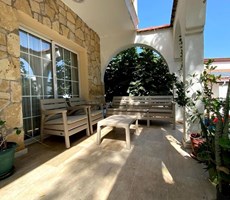 GİRNE LAPTA BÖLGESİNDE SATILIK EŞDEĞER KOÇANLI BÜYÜK BAHÇELİ 3+1 DUPLEXS VİLLA