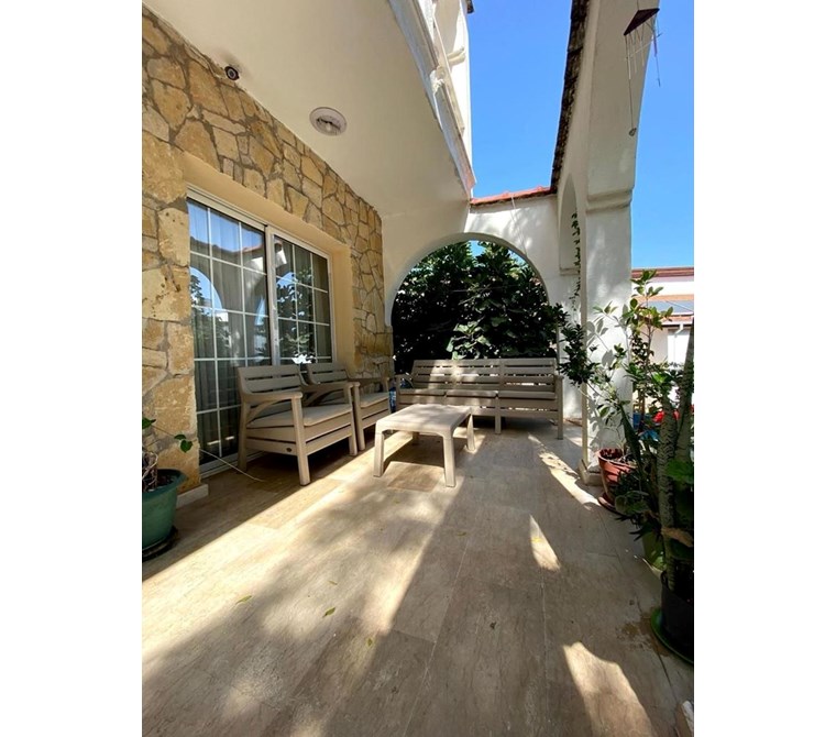 GİRNE LAPTA BÖLGESİNDE SATILIK EŞDEĞER KOÇANLI BÜYÜK BAHÇELİ 3+1 DUPLEXS VİLLA