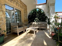GİRNE LAPTA BÖLGESİNDE SATILIK EŞDEĞER KOÇANLI BÜYÜK BAHÇELİ 3+1 DUPLEXS VİLLA