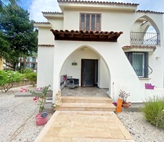 Girne Dogankoy Bellapais yolu uzerinde havuzlu site içerisinde 3+1 Satılık Tripleks Villa!