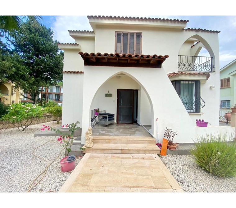 Girne Dogankoy Bellapais yolu uzerinde havuzlu site içerisinde 3+1 Satılık Tripleks Villa!