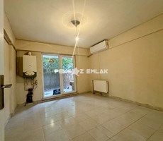 HÜKÜMET CADDESİNDE SATILIK 2 ODA AYRI MUTFAK DAİRE + KULLANILABİLİR BAHÇE