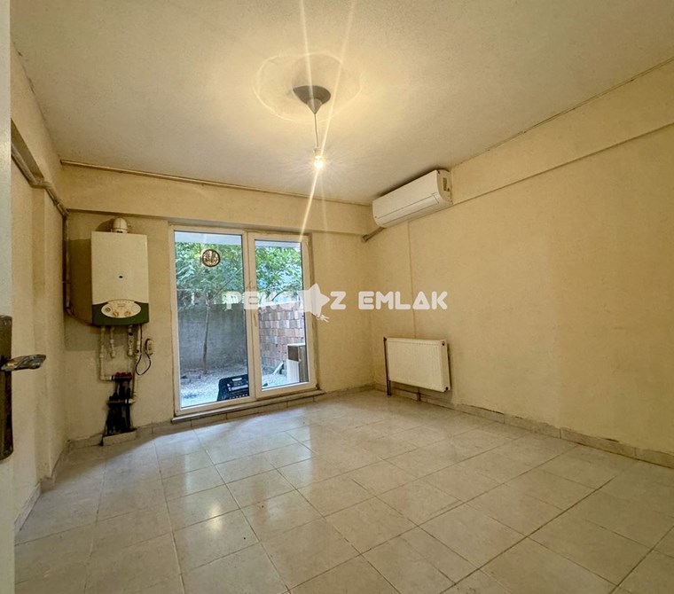 HÜKÜMET CADDESİNDE SATILIK 2 ODA AYRI MUTFAK DAİRE + KULLANILABİLİR BAHÇE