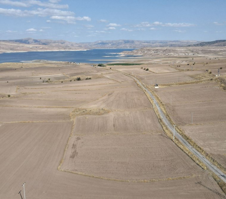 AKDAMAR - TAMAMEN BARAJ MANZARALI VİLLA ARSALARI *TAKAS'a AÇIK